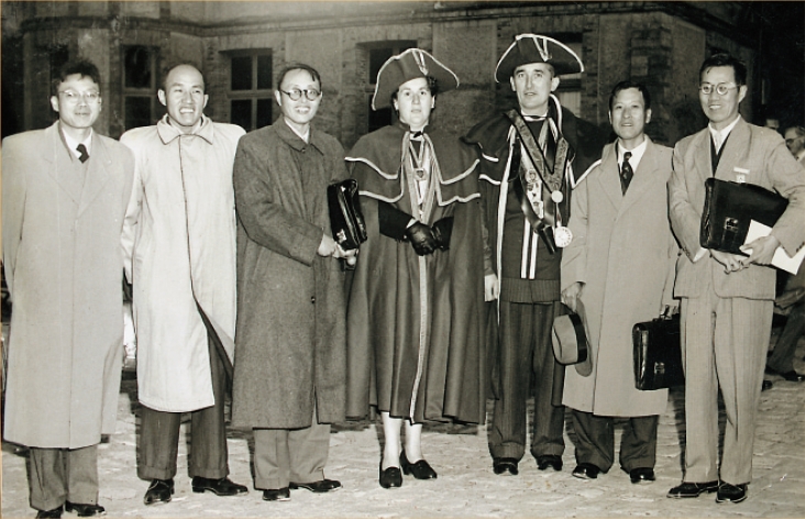 6WCSS（1956年·法国巴黎）马溶之率团参加（左起：陈华葵、朱克贤、黄瑞采，右起：侯光炯、马溶之）.png